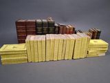 plusieurs livres sont empilés sur une table