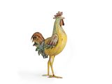 une statue représentant un coq posé sur une surface blanche