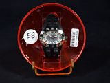 une montre dans un étui en plastique sur fond noir
