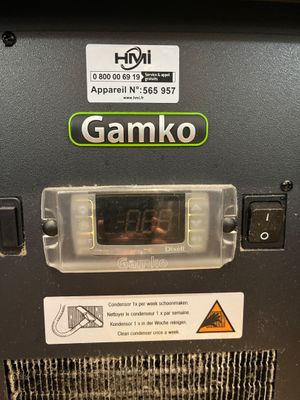 un gros plan d'une machine sur laquelle est apposée une pancarte