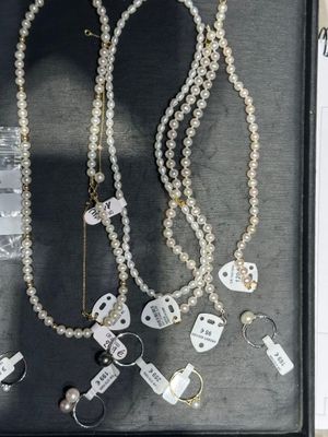 une vitrine sur laquelle sont exposés plusieurs colliers