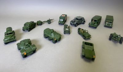 Des véhicules militaires miniatures sont alignés en cercle sur une surface blanche