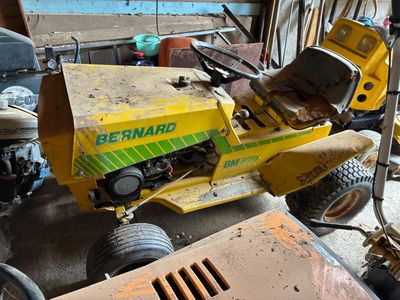 une tondeuse à gazon jaune garée dans un garage