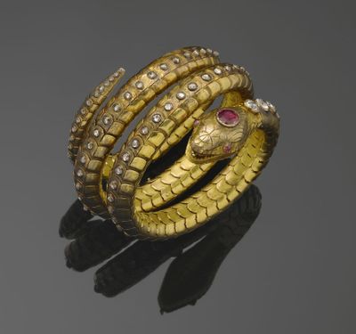 une photo d'une bague en or en forme de serpent, sertie de diamants