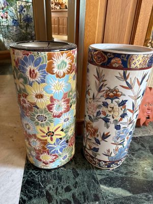 deux vases posés par terre l'un à côté de l'autre