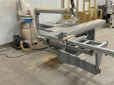 une machine qui travaille sur un morceau de bois dans un bâtiment