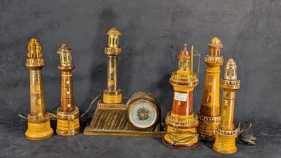 cinq horloges en bois et une tour d'horloge posées sur une table