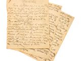 une pile de vieilles lettres empilées les unes sur les autres sur une surface blanche
