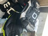 un carton rempli de vêtements et une paire de chaussures