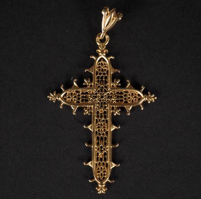 une croix dorée sur fond noir