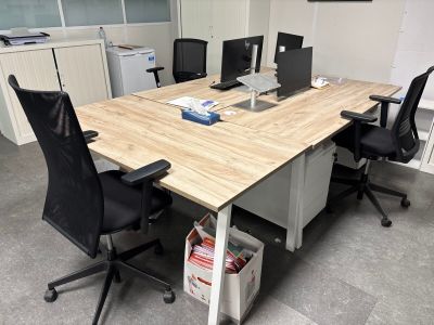 un bureau avec deux ordinateurs et deux chaises dans la pièce
