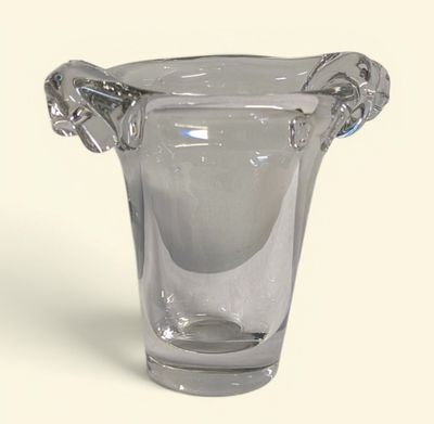 un vase en verre muni d'une anse