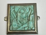 une photo d'une image de Jésus sur une plaque