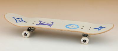 un skateboard blanc orné de motifs bleus et violets