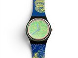 gros plan d'une montre sur une surface blanche
