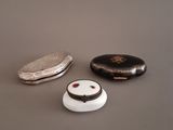 trois petits objets posés sur une table