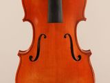 un vieux violon avec un archet sur fond blanc