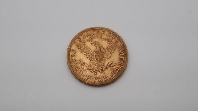 Une pièce de monnaie en or à valeur faciale de cinq dollars USA L...