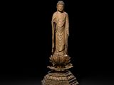 une grande statue chinoise en bois sculpté représentant un Bouddha