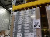 une grande pile de boîtes sur une palette dans un entrepôt