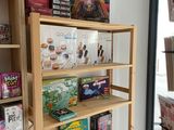une étagère en bois remplie d'une multitude d'aliments et de friandises