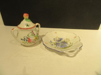 une petite théière et une soucoupe posées sur une table