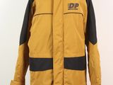 La veste est jaune et noire et porte un logo.