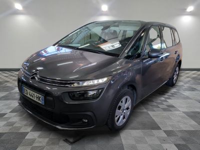 la citrole grise est garée sur un carrelage en damier