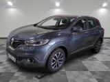 un renault kad suv gris garé sur un sol en damier