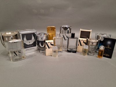 de nombreux parfums différents sur une surface blanche