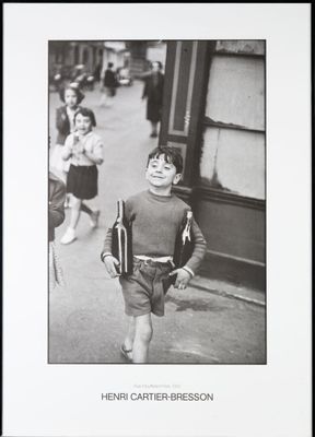 photographie en noir et blanc d'un jeune garçon marchant dans la rue