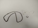 une photo d'un collier et d'une bague posés sur une table