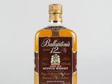 une bouteille de whisky écossais Ballant's sur fond blanc
