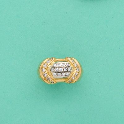 une image d'une paire de boucles d'oreilles en or et diamants