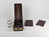 une petite boîte en bois contenant une bouteille d'eau et un verre