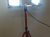 deux lampes posées sur un trépied dans une pièce