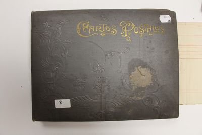 un livre noir orné d'inscriptions dorées, posé sur une table