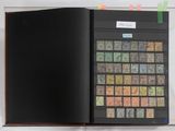 un livre ouvert sur lequel figure une image de timbres