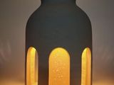 l'image d'une lampe posée sur une table