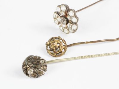 3 pique à chapeau ou à cravate : - en argent à tête ronde aj…