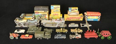 beaucoup de petites voitures et de camions miniatures sur fond noir