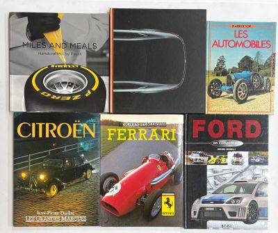 plusieurs livres posés sur une surface blanche, avec une voiture rouge au milieu
