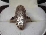 une photo d'une bague dans une boîte posée sur une table