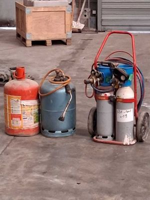 Ensemble comprenant : un chariot avec chalumeau et deux mano… - Photo 1