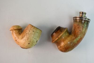 deux pièces de poterie posées l'une à côté de l'autre sur une table