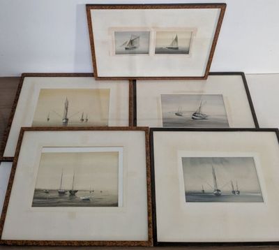 quatre photos encadrées représentant des bateaux, posées sur une table avec un fond blanc