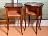 deux tables en bois placées l'une à côté de l'autre