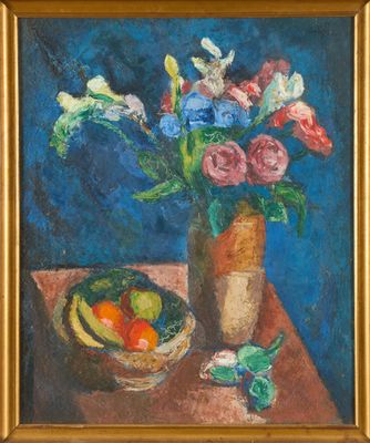 une peinture à l'huile représentant un vase de fleurs et de fruits sur une table
