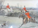 deux hommes en manteau rouge à cheval, accompagnés d'un chien