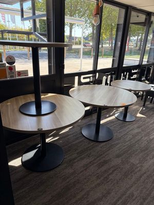 des tables et des chaises dans un restaurant donnant sur la rue